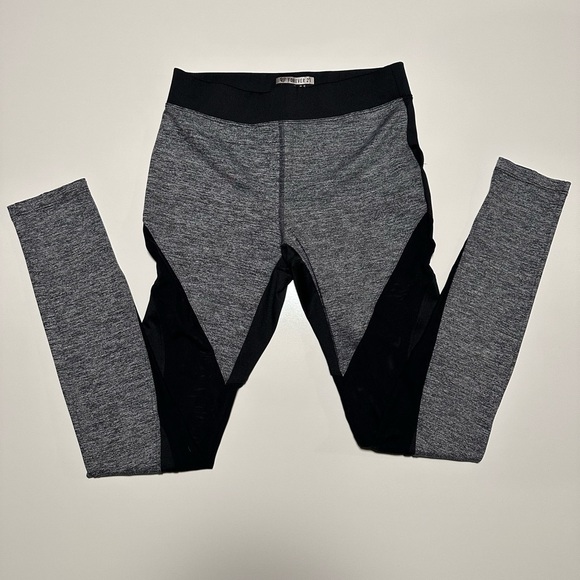 Forever 21 Women’s XS Black/Gray Leggings Excellent Used Condition - Picture 2 of 8